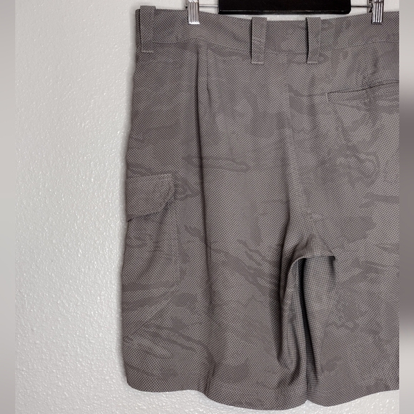 Under Armour Gray Camo Loose Fit Classic Athletic Golf Cargo Shorts Sz 34 - Picture 9 of 15